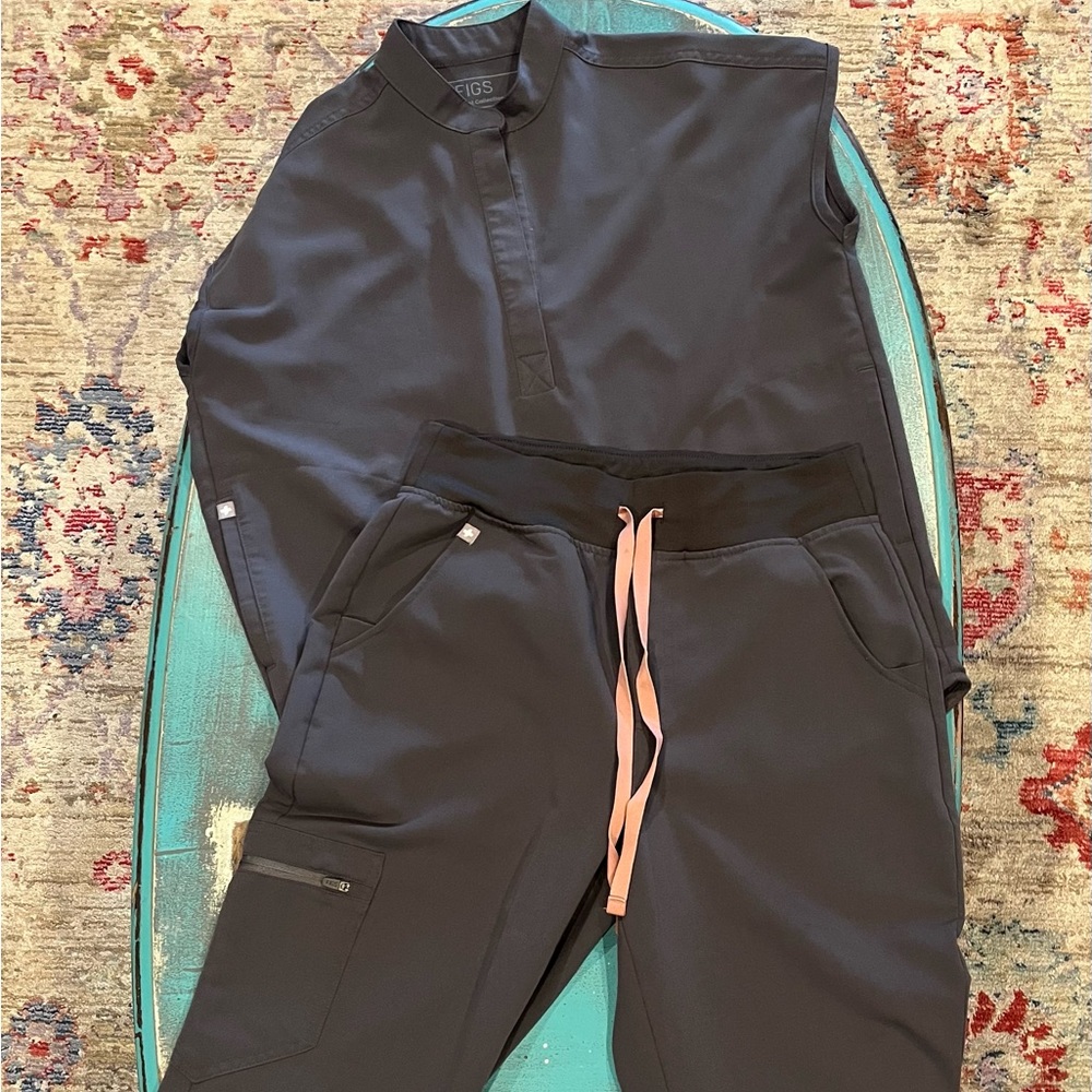 FIGS Charcoal scrub set